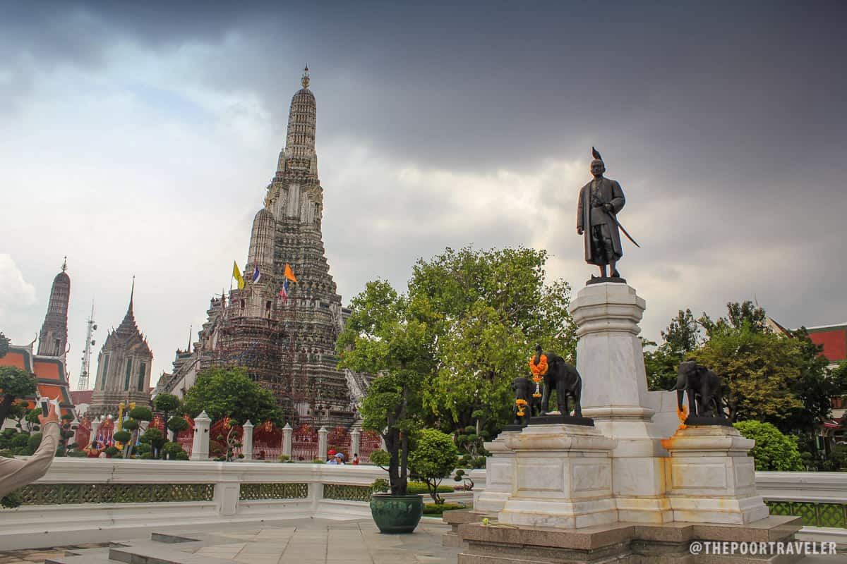 国王拉玛雕像旁边的沃特·阿伦（Wat Arun）旁边