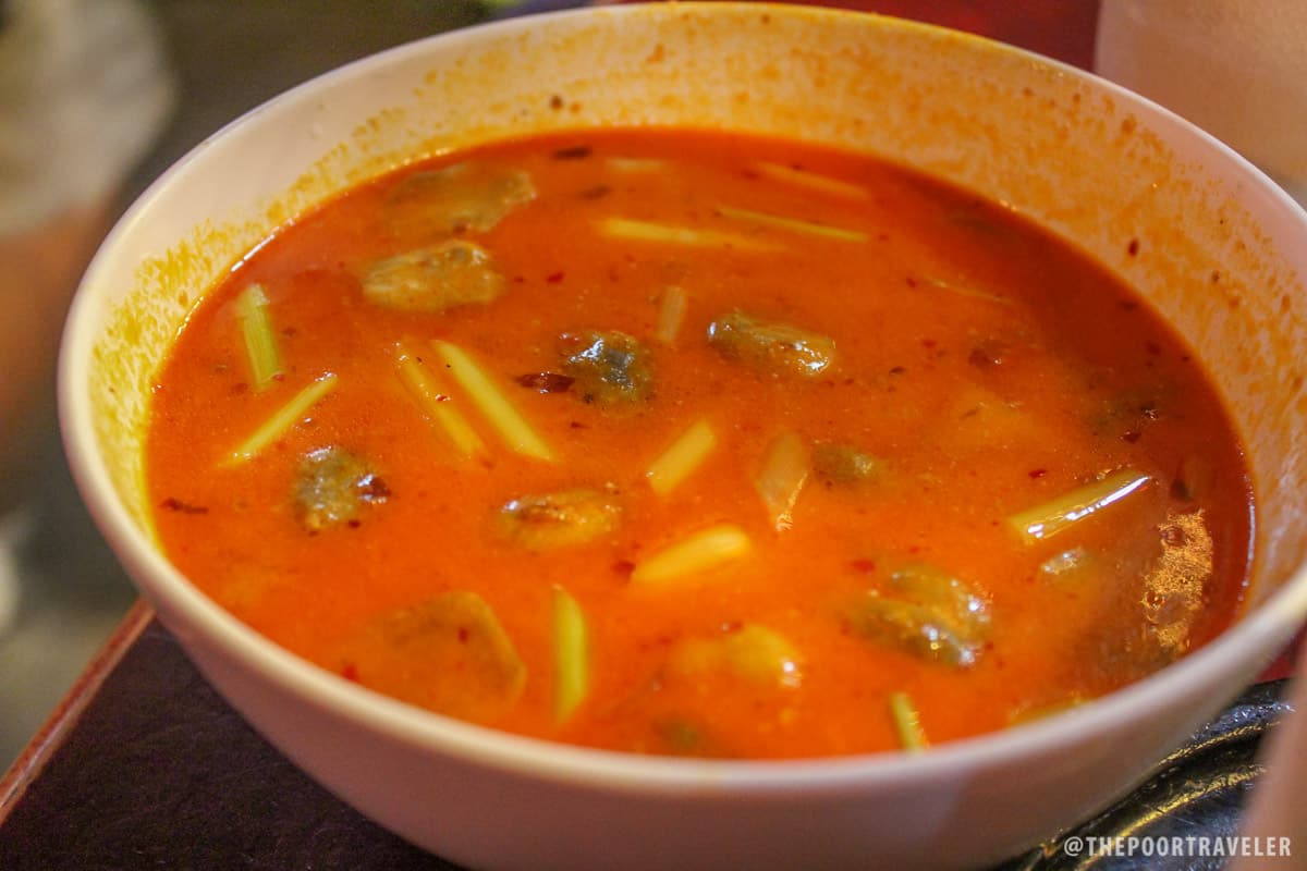 在Silom的一家餐馆里供应超级辣冬阴面。我点了一碗微辣的汤，但显然他们的微辣汤对我来说太辣了。我想知道他们的普通汤有多辣。