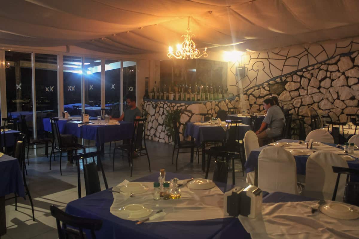 内部Manos Greek Taverna