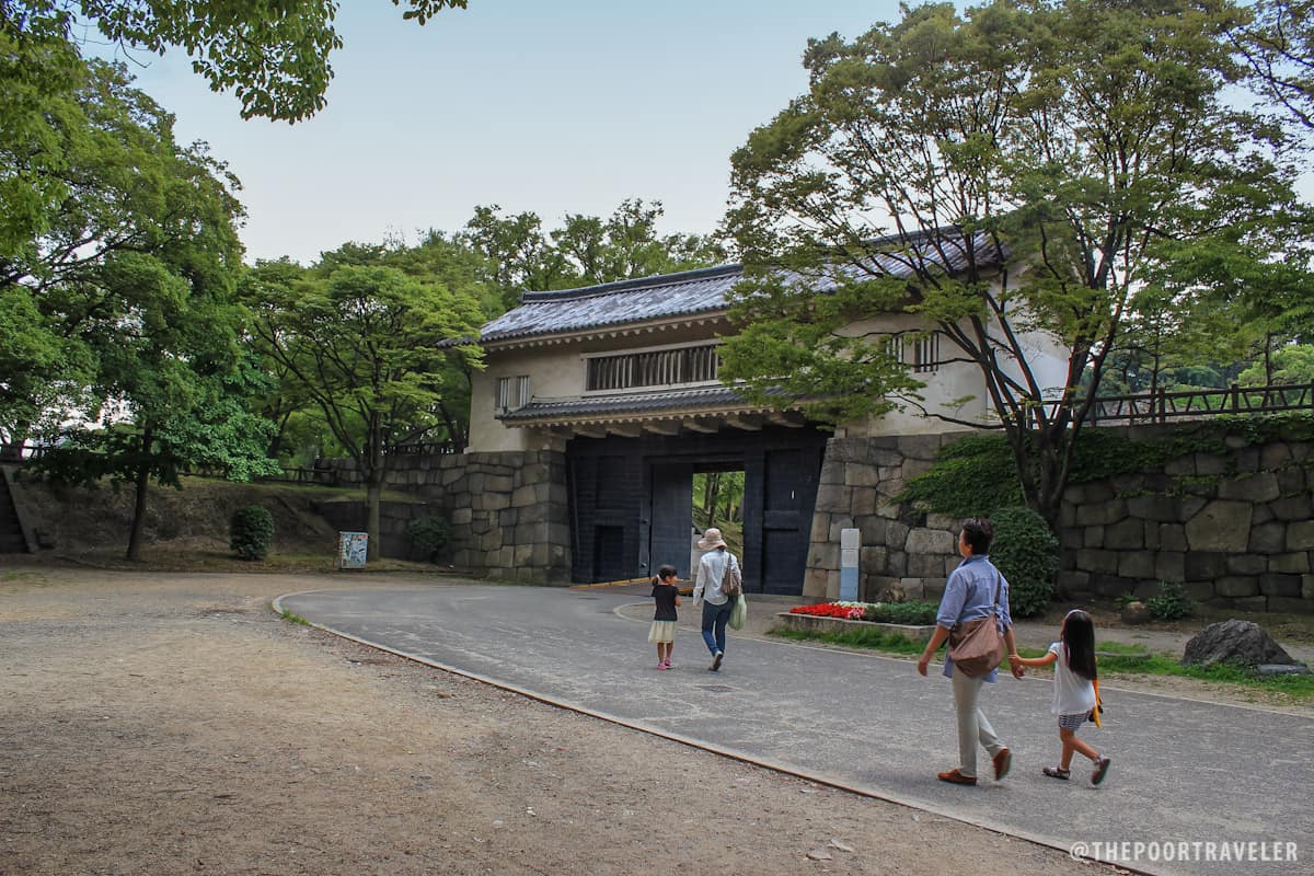 Aoyamon门。建于1620年(江户早期)，被1945年的轰炸摧毁，1969年重建。