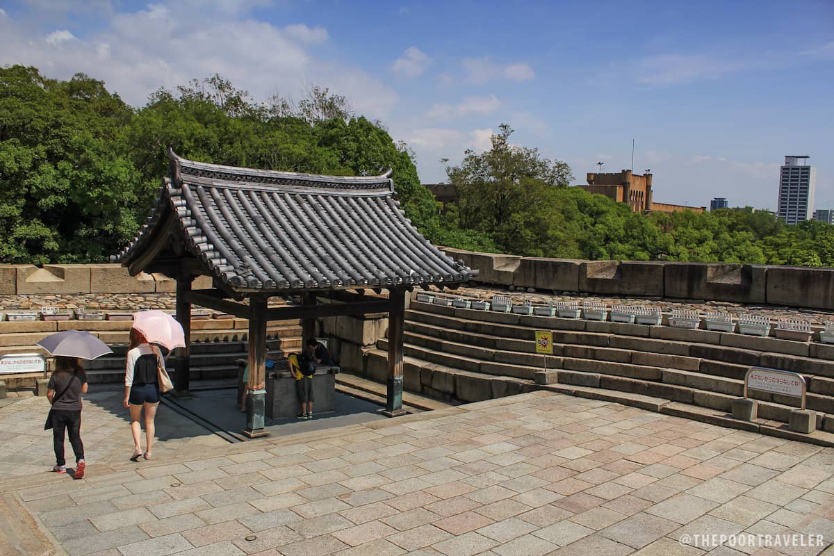 Kimmeisui井，33米深。传说丰臣秀吉曾在这里扔下金子来净化水质。但这口井实际上是德川幕府在1626年挖的。