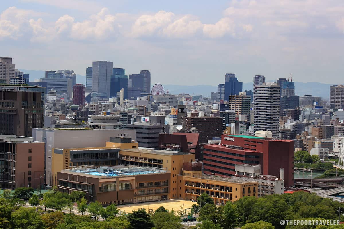 从大阪城堡的顶层俯瞰大阪的城市风景