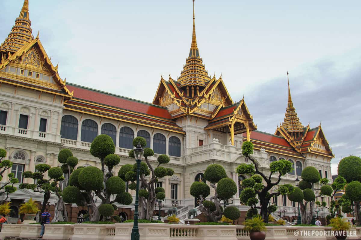 宫殿中央法院Phra Thinang Chakri Maha Prasat将传统泰国与19世纪的欧洲建筑相结合。