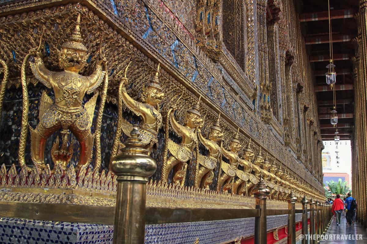 Garuda（神话般的鸟类生物）的图像包裹着圣殿的主楼Phra Ubosot。每个Garuda都持有Naga，一个蛇神。